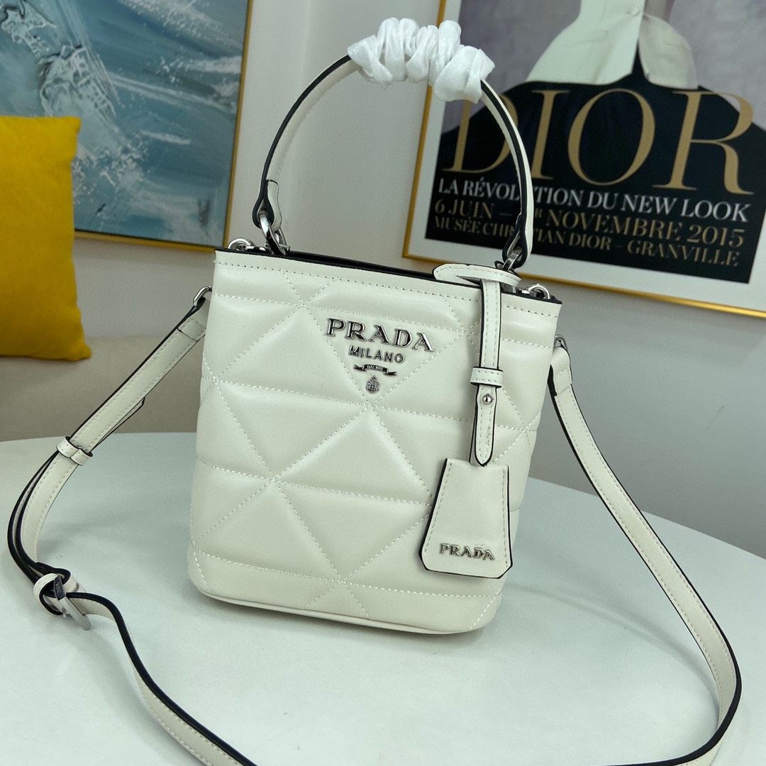 Pra*a shopping bags